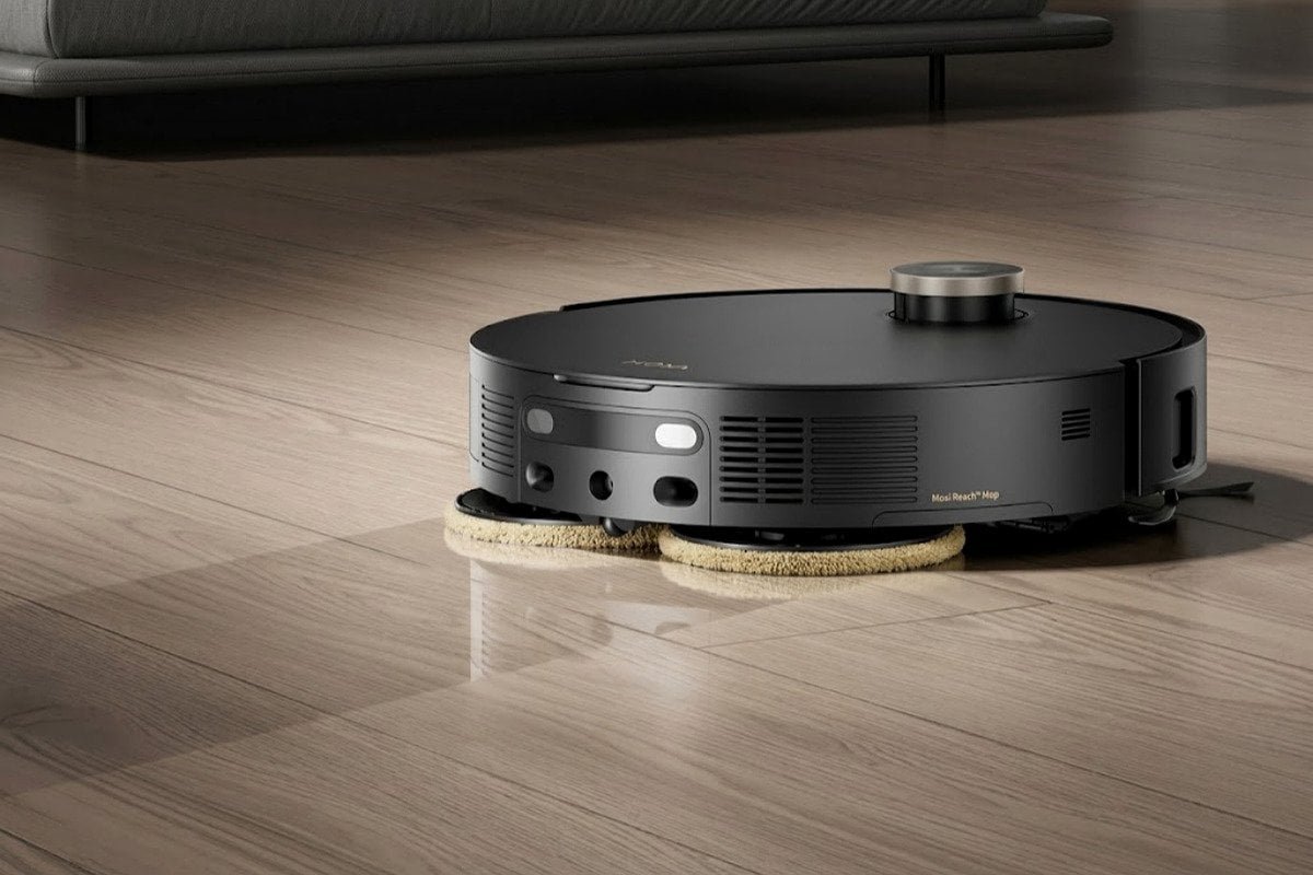 robot vacuum mopping hardwood floors